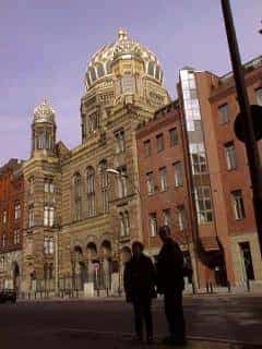 Vor der neuen Synagoge in der Oranienburgerstr.