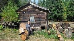 185: ca-2017-185 Vor einem Blockhaus ca-2017-185