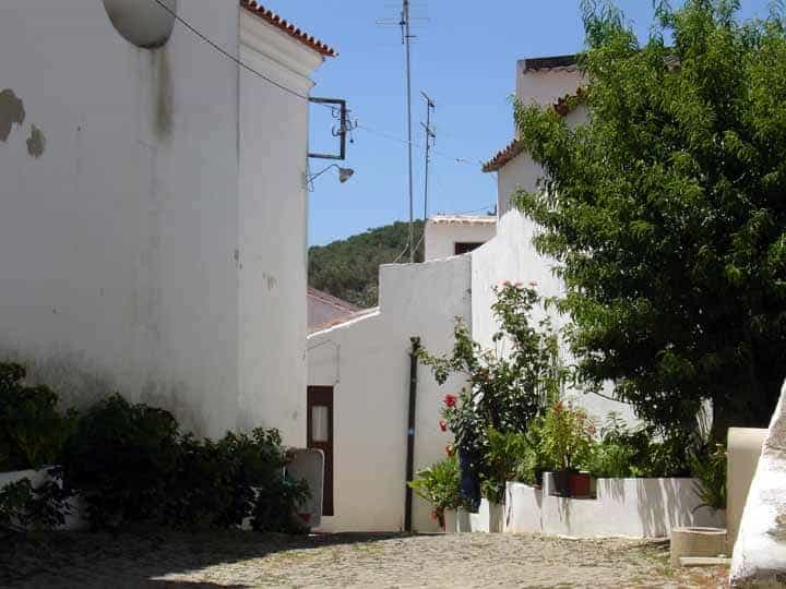 Alentejo 2006: São Martinho das Amoreiras - Strassenecke mit Brunnen