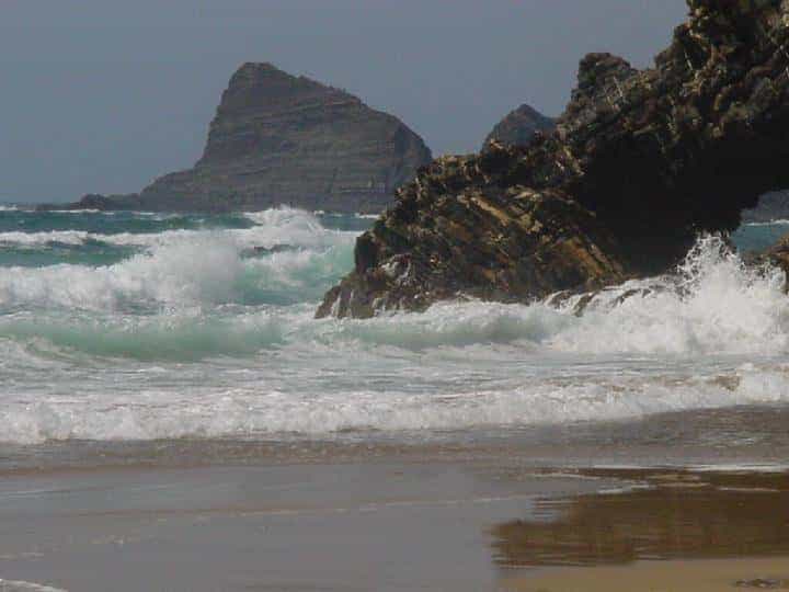 Odeceixe - Brandung am kleinen Strand