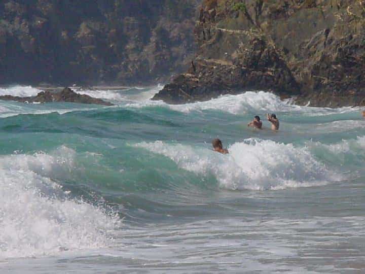 Odeceixe - Wellen am kleinen Strand - Bild 1