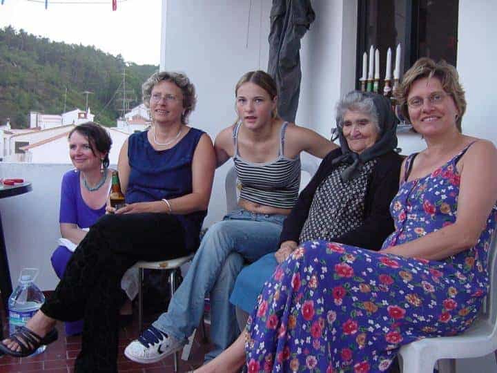 Uroma mit Frauen